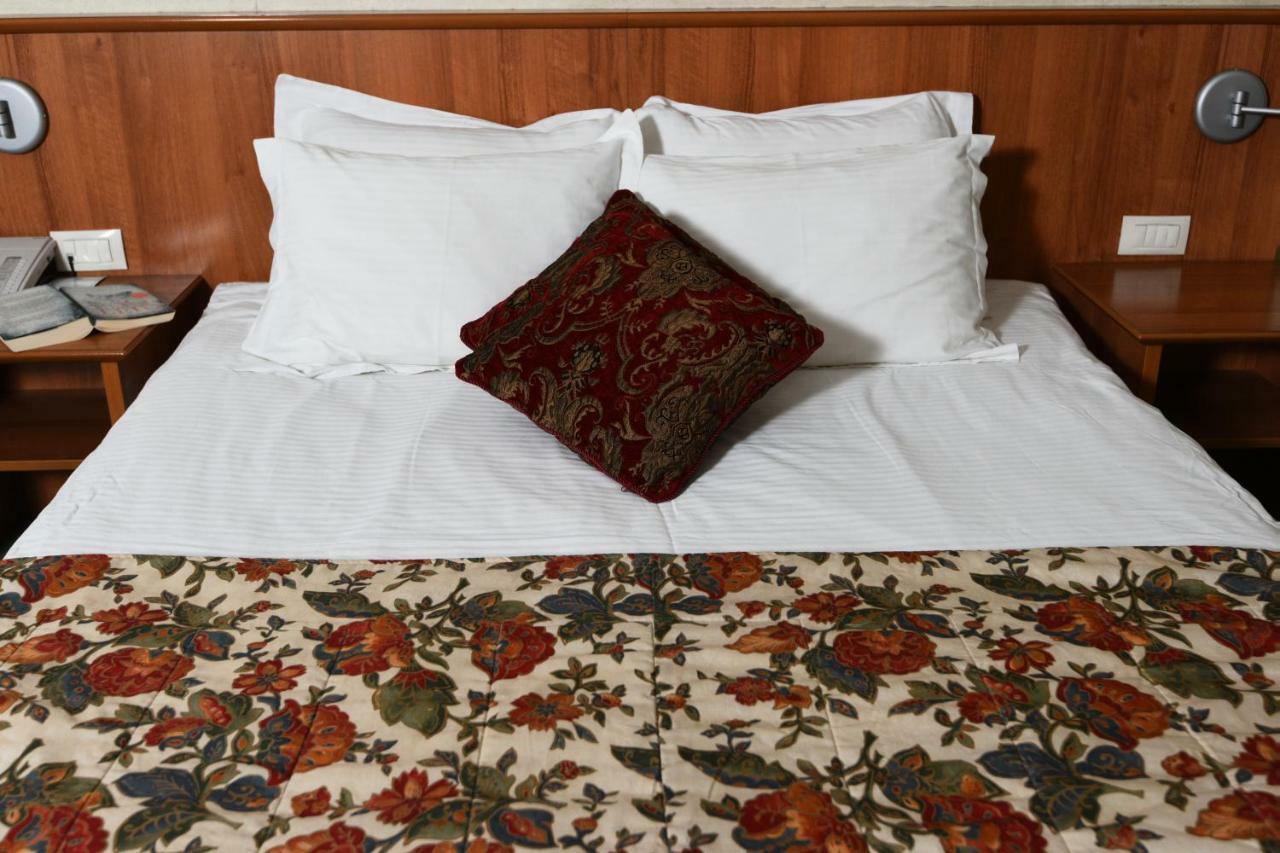 Hotel Karpos Скопье Экстерьер фото